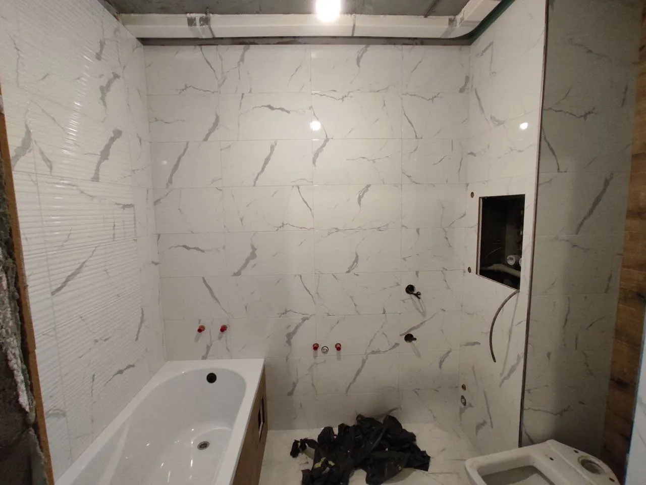 Ремонт ванной в Минске: плитка с запилом 45° и скрытый лючок