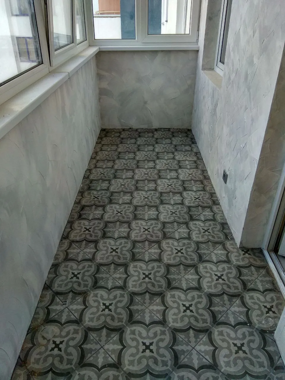 Ремонт балкона в Минске: декор «мрамор» и плитка