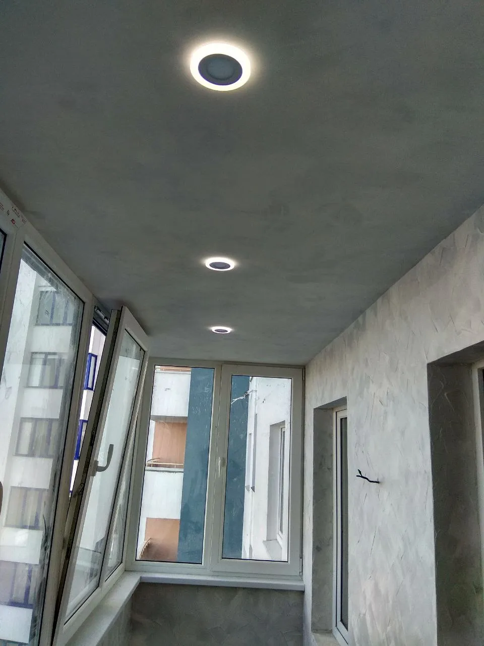 Ремонт балкона в Минске: декор «мрамор» и плитка — фото 1