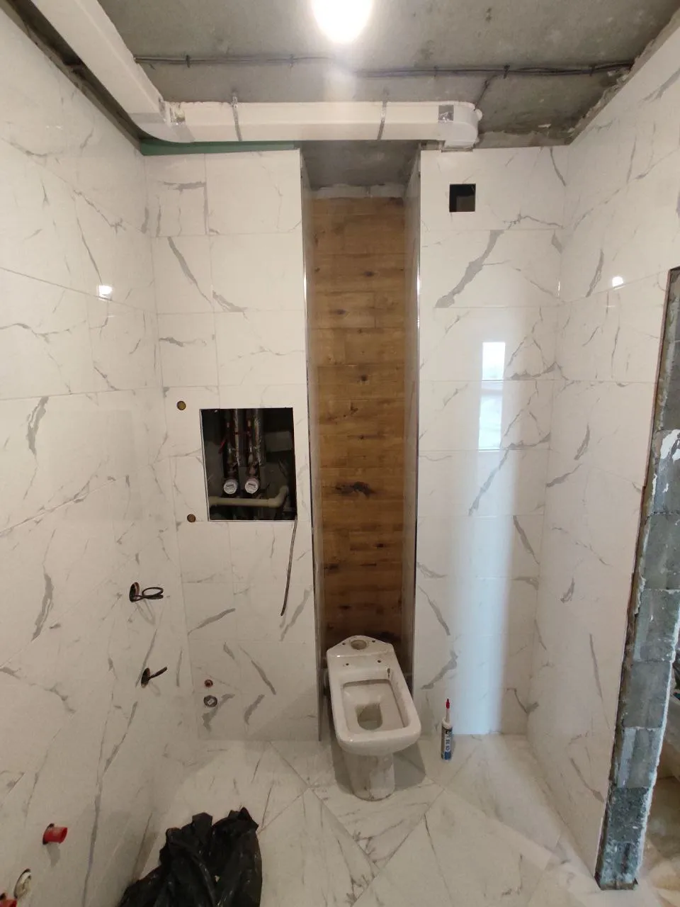 Ремонт ванной в Минске: плитка с запилом 45° и скрытый лючок — фото 1