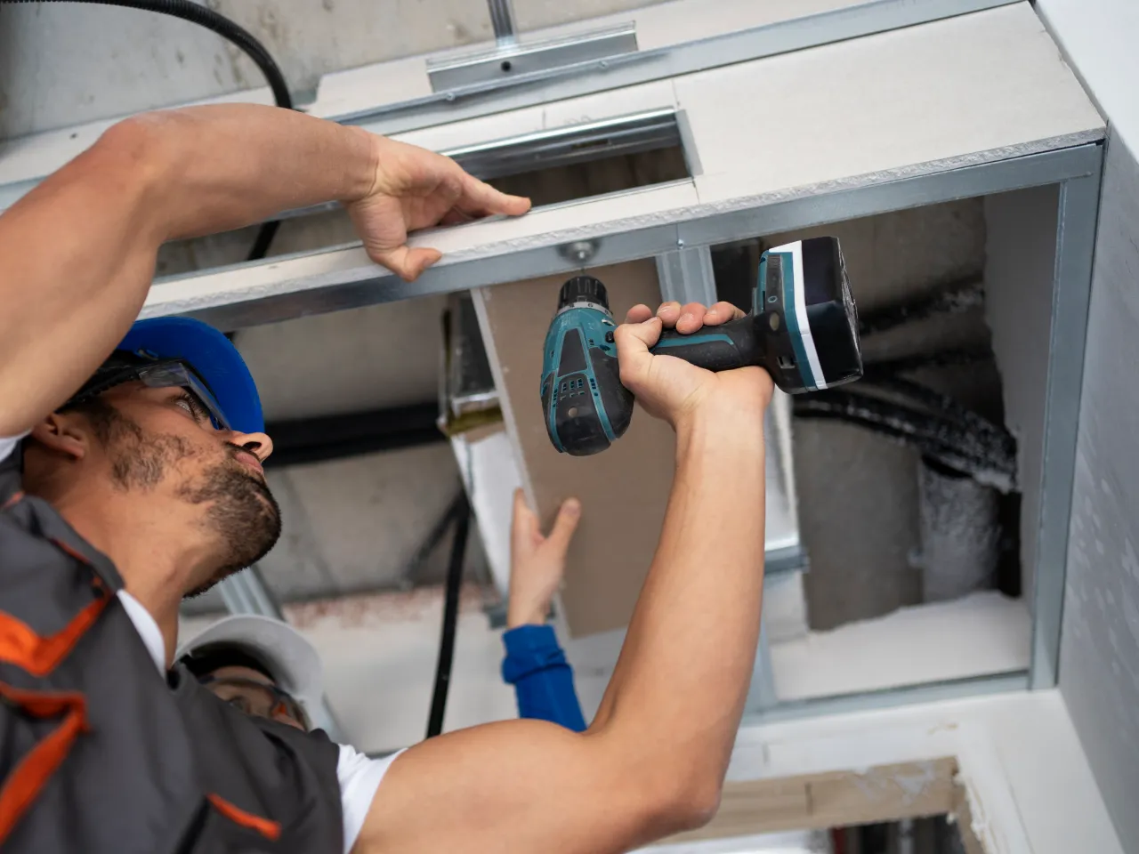 Монтаж дверей, перегородок и элементов интерьера