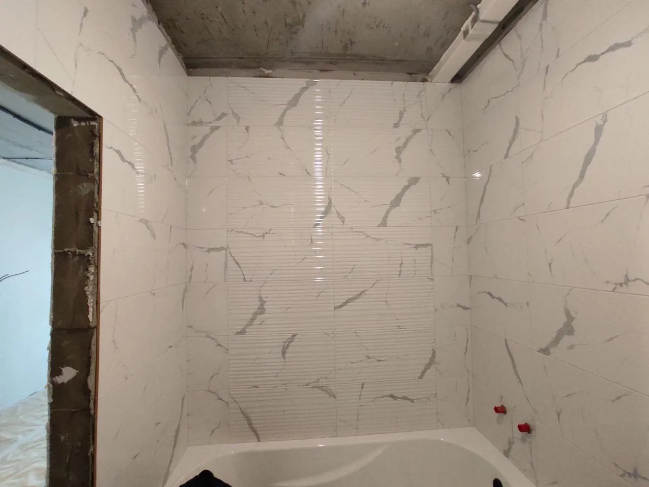 Ремонт ванной в Минске: плитка с запилом 45° и скрытый лючок — фото 2