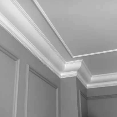 Монтаж потолочных плинтусов и багетов для завершения интерьера