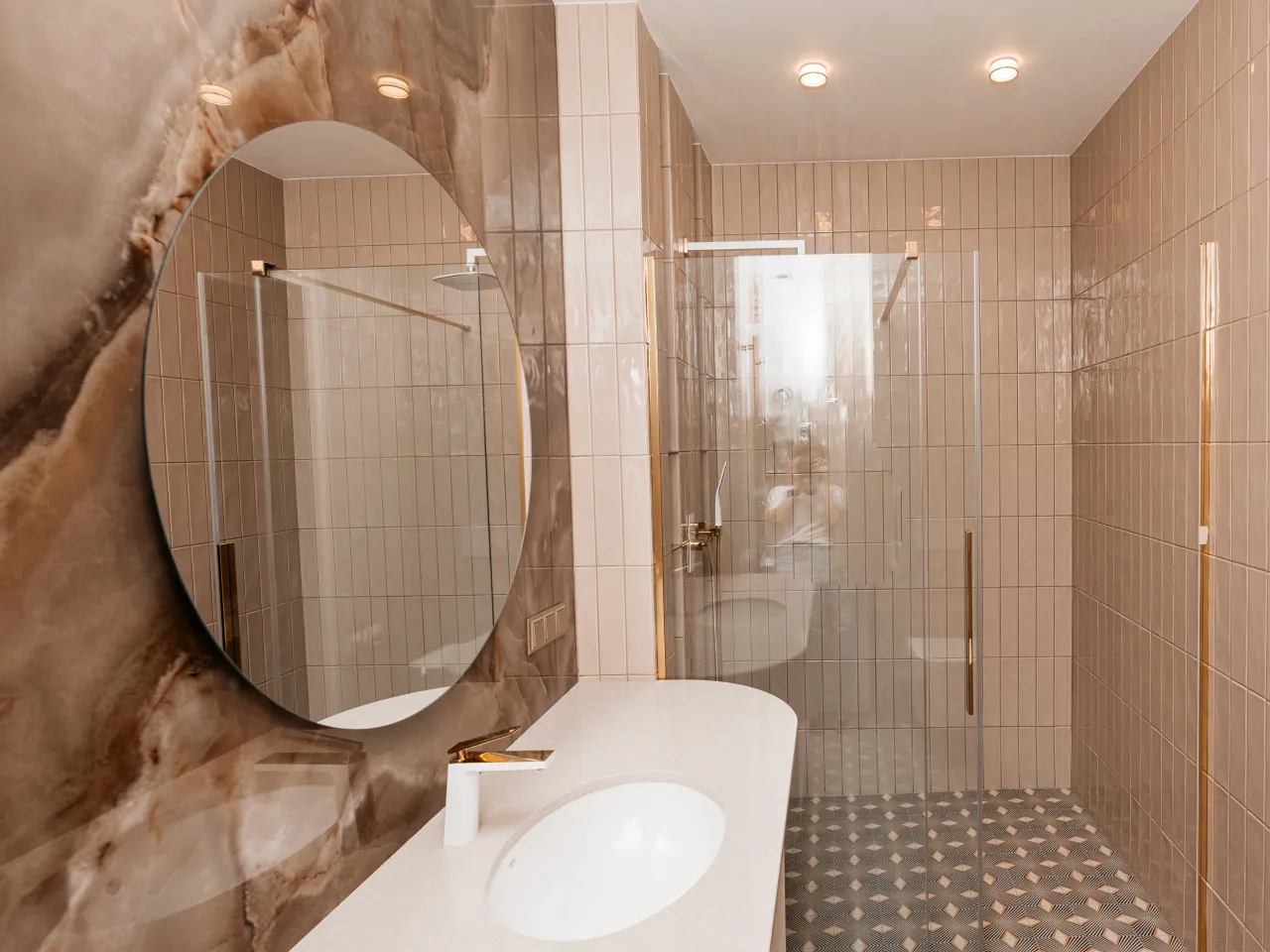 Ремонт комнаты под ключ: готовый интерьер ванной, спальни и балкона после полного комплекса отделочных работ.